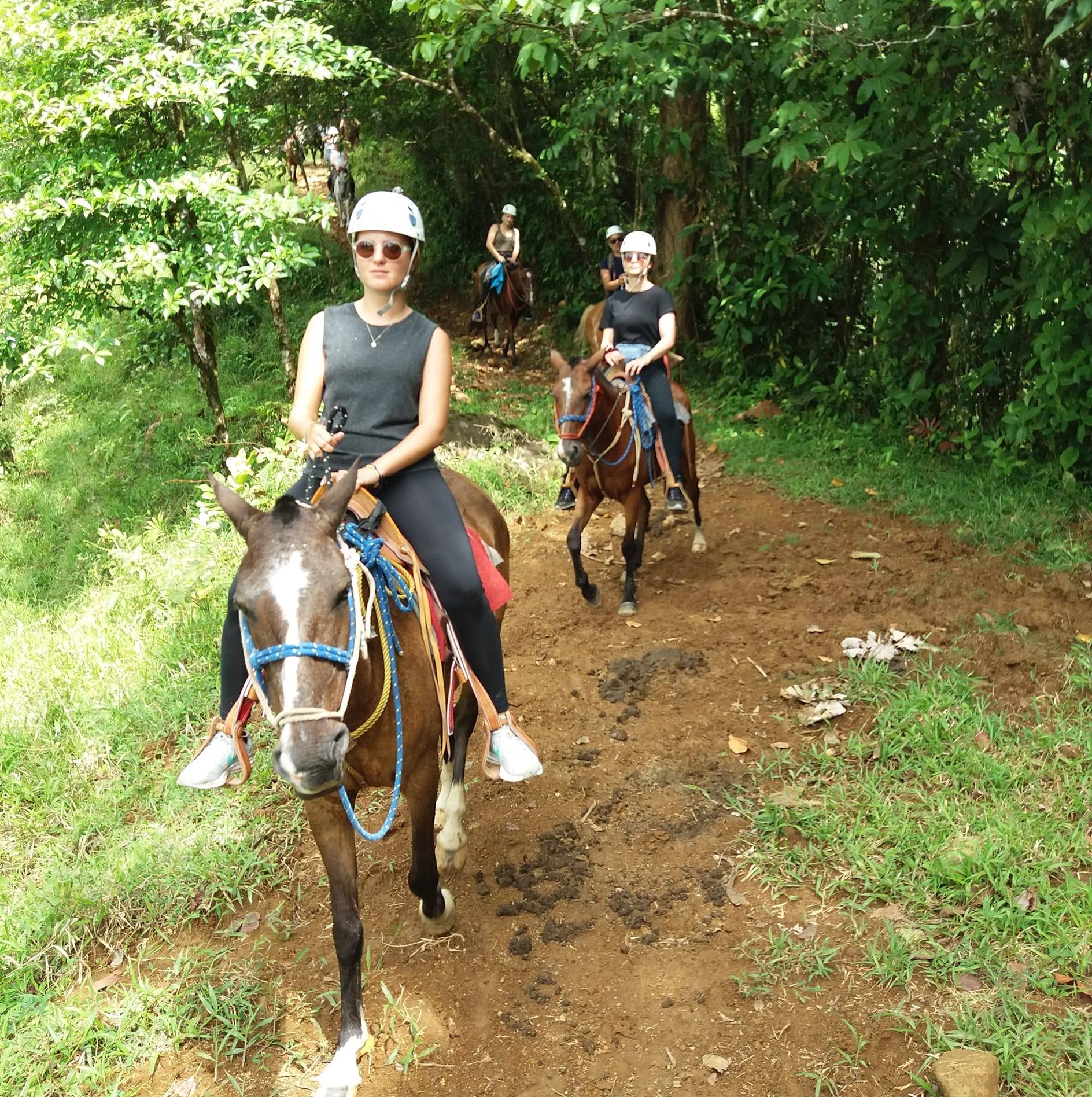 horseback-riding-tour-rio-celeste-trail-people