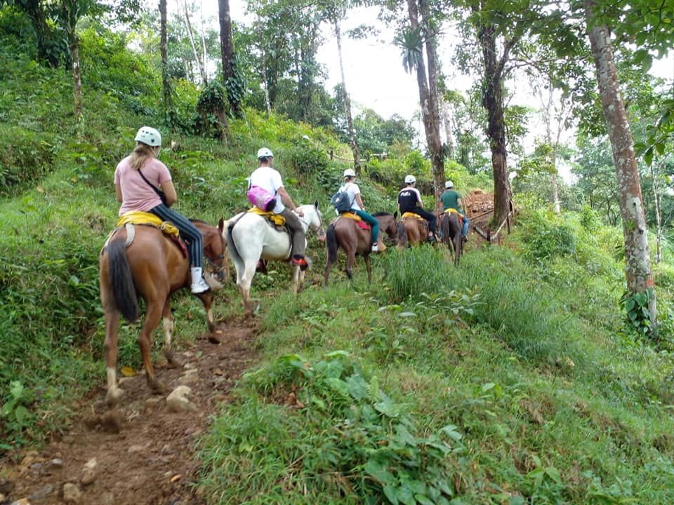 horseback-riding-tour-rio-celeste-hill